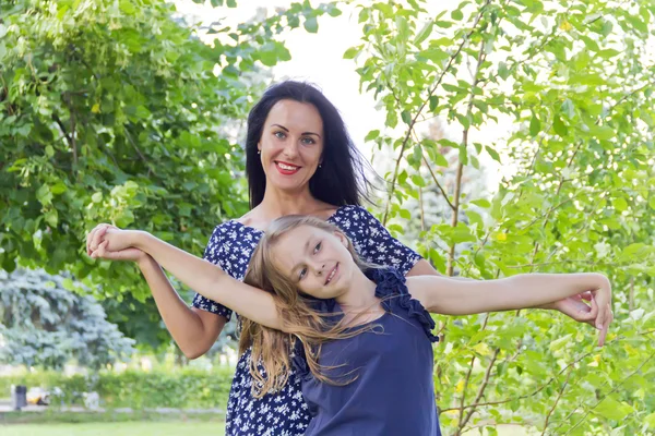 Mor och dotter i sommar — Stockfoto