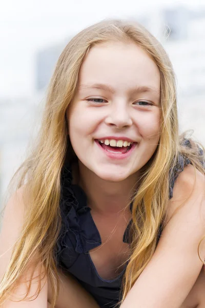Sarışın saçlı sevimli gülümseyen kız — Stok fotoğraf