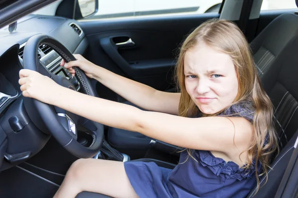 Nettes lächelndes Mädchen im Auto — Stockfoto
