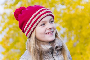 Kırmızı şapkalı şirin kız