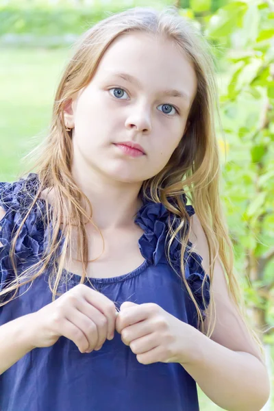 Caucasiano bonito menina com cabelo loiro — Fotografia de Stock