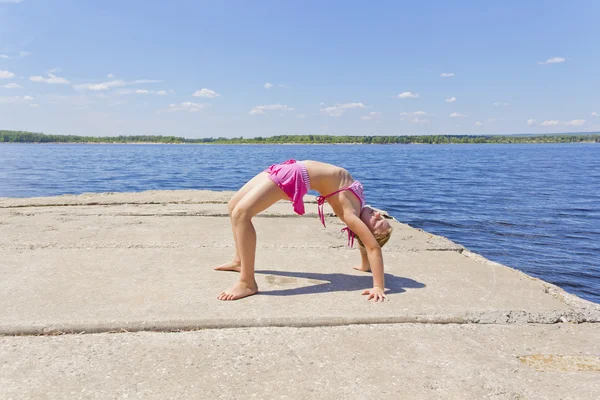 女孩练习瑜伽姿势天桥 — 图库照片
