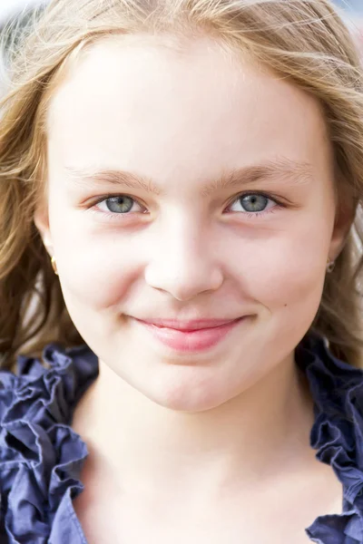 Carino sorridente ragazza con i capelli biondi — Foto Stock