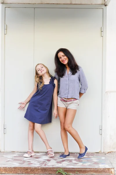 Madre e hija en verano — Foto de Stock