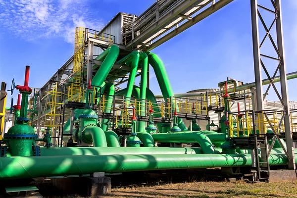 Tubo verde industrial en planta — Foto de Stock