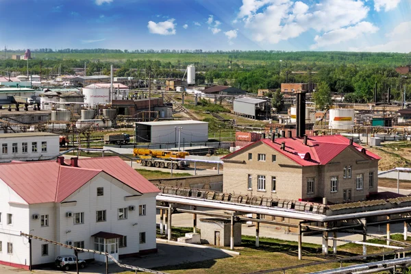 Ryska raffinaderi komplex på sommaren daylight — Stockfoto