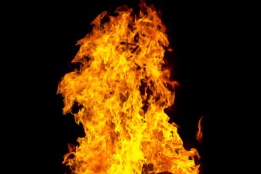 Siyah arkaplanda kırmızı alev