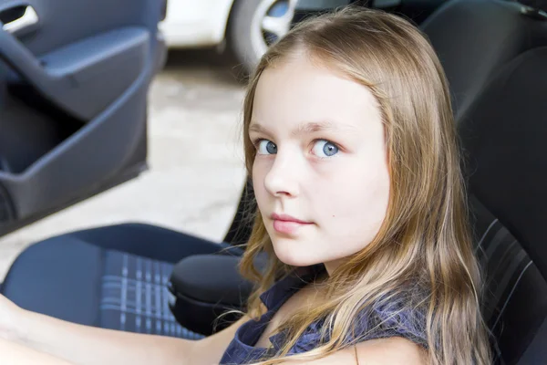 Nettes Mädchen mit blonden Haaren im Auto — Stockfoto