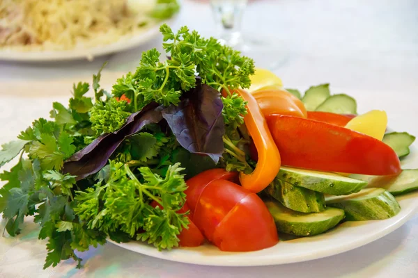 Plåt av färska grönsaker på bordet — Stockfoto