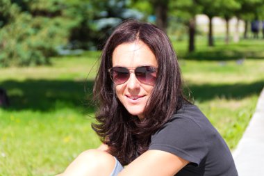 güneş gözlüklü esmer