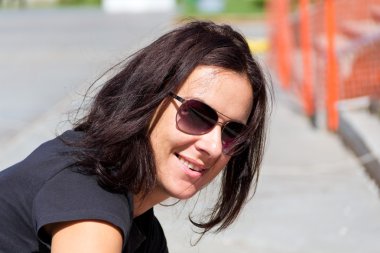 güneş gözlüklü esmer