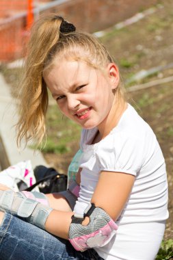 sevimli kız paten üzerinde koymak