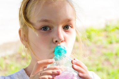 Sevimli kız içme suyu