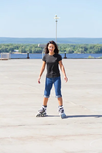 Jeune femme sur patins à roulettes — Photo