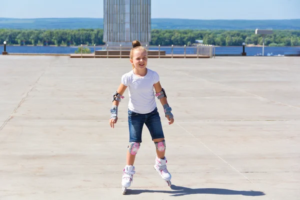 Leuk meisje op rolschaatsen in de zomer — Stockfoto