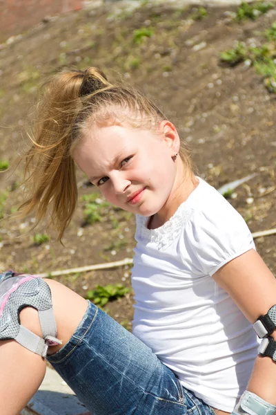 Cute girl on roller skates in summer — Stock Photo, Image