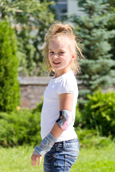 Leuk meisje op rolschaatsen in de zomer — Stockfoto