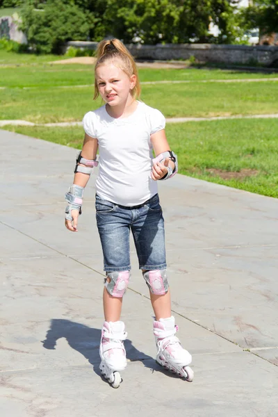 Leuk meisje op rolschaatsen in de zomer — Stockfoto