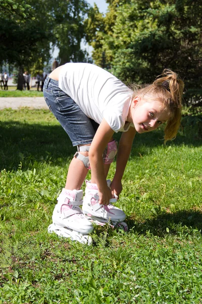 Söt flicka på rullskridskor sommartid — Stockfoto