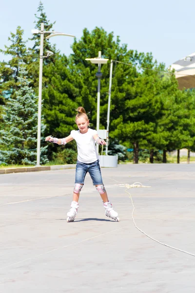 Leuk meisje op rolschaatsen in de zomer — Stockfoto