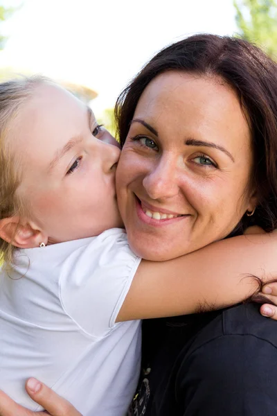 Mutter und Tochter küssen — Stockfoto