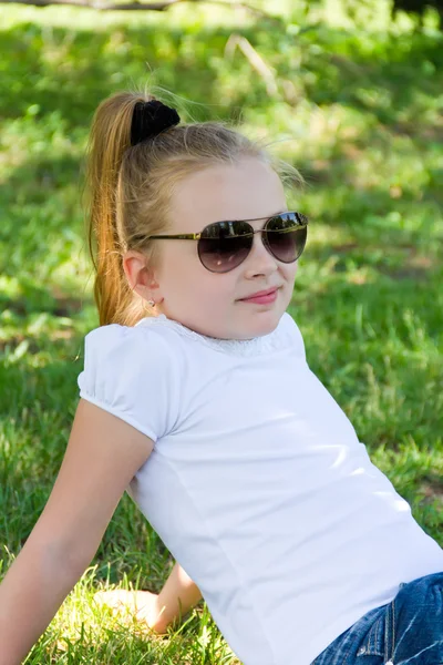 Χαριτωμένο κορίτσι σε γυαλιά ηλίου — Φωτογραφία Αρχείου