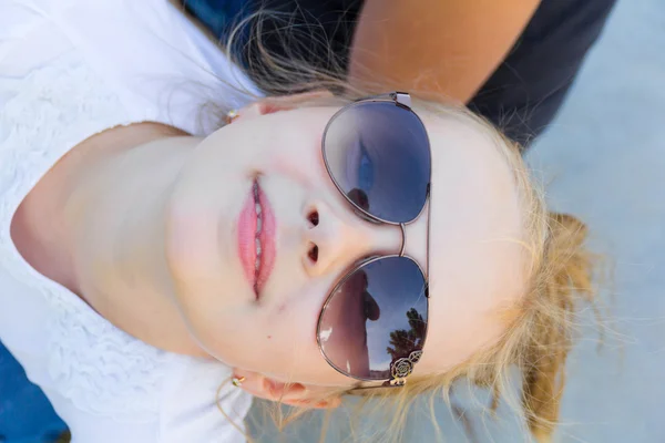Roztomilá dívka v sluneční brýle — Stock fotografie