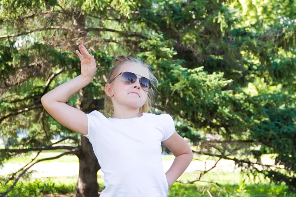 Nettes Mädchen spielt mit Sonnenbrille — Stockfoto