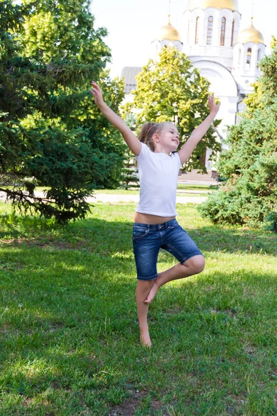 Ragazza carina saltando su una gamba — Foto Stock