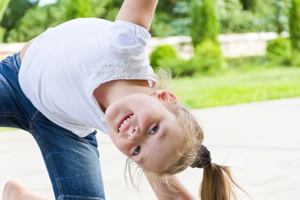 Carino salto ragazza — Foto Stock