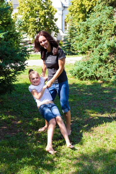 Risa de madre e hija — Foto de Stock