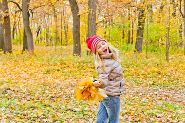 dans ve şarkı söyleyen kız Güz