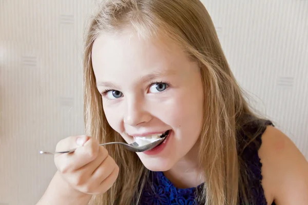 Comer bonito menina — Fotografia de Stock