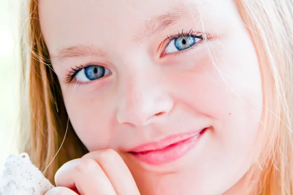 Menina bonito com grandes olhos azuis — Fotografia de Stock