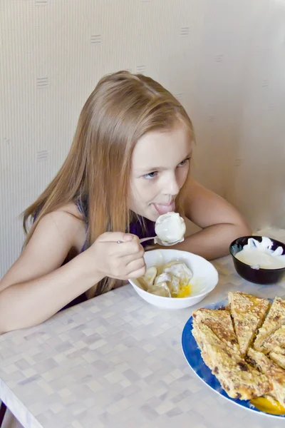 Sevimli kız yemek — Stok fotoğraf
