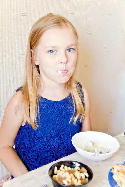 Τρώει χαριτωμένο κορίτσι — Φωτογραφία Αρχείου