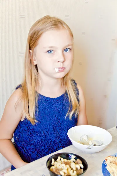 Comer bonito menina — Fotografia de Stock