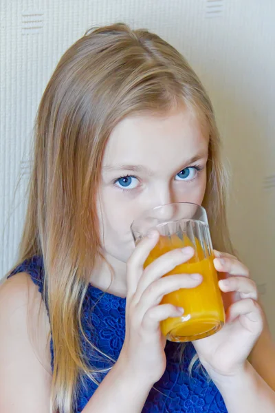 可爱的小女孩饮用的饮料 — 图库照片
