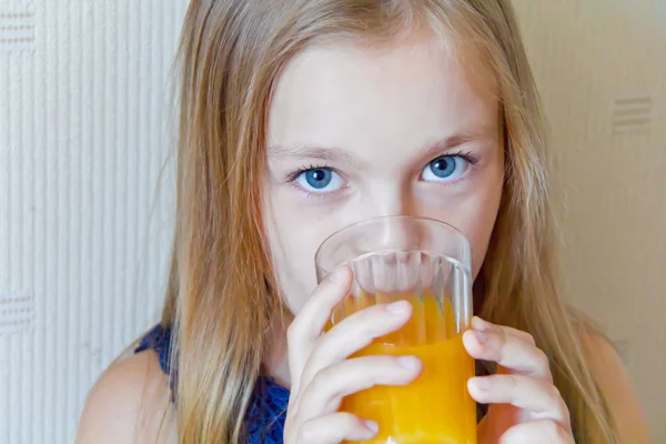 かわいい女の子飲む飲料 — ストック写真