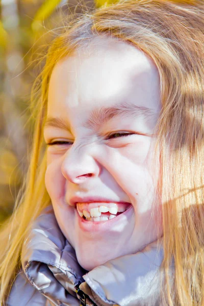 Nettes lächelndes Mädchen — Stockfoto
