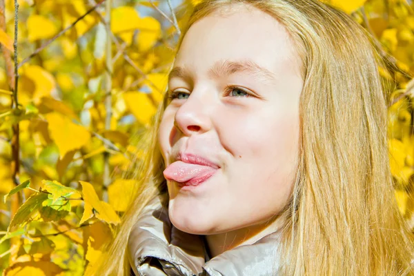 Söt tjej med lägga ut tungan — Stockfoto