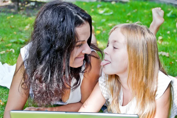 Leuk meisje met stak tong — Stockfoto