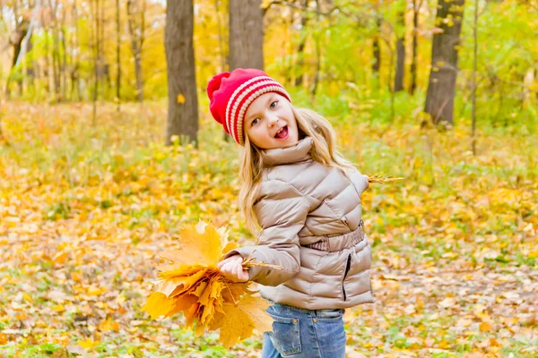 Nettes tanzendes Mädchen im Herbst — Stockfoto