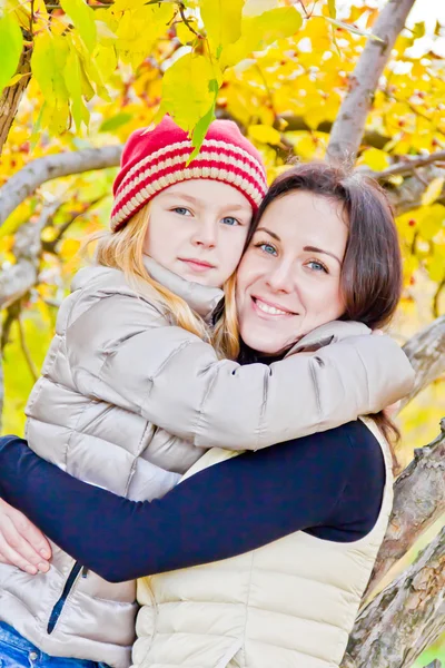 Matka a dcera na podzim — Stock fotografie
