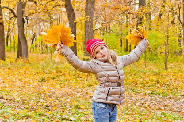 Schattig dansende meisje in de herfst — Stockfoto