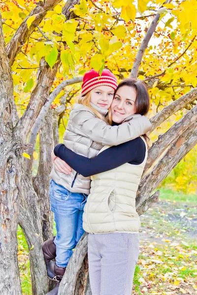 Mor och dotter i höst — Stockfoto