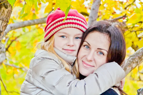 Madre e hija en otoño — Foto de Stock