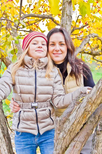 Mother and daughter in autumn — Stock Photo, Image