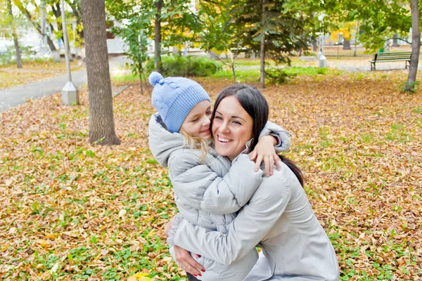 Leende mor och dotter i höst — Stockfoto