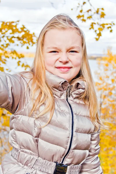 Nettes Mädchen im Herbst — Stockfoto